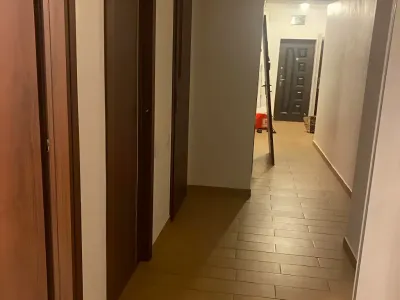 hol cu usi de lemn apartament de inchiriere Popești Leordeni Ilfov